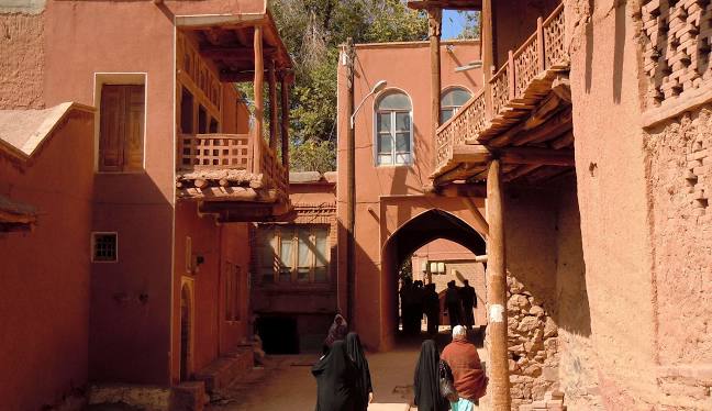 سالن مطالعه آویشا در ابیانه - محیط مطالعه مناسب دخترانه